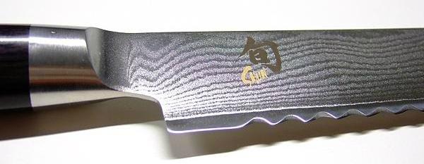 KAI SHUN Profi-Kochmesser-Serie: Brotmesser DM-0705 mit Damaszener-Maserung KAI SHUN Profi-Kochmesser-Serie Brotmesser DM-0705