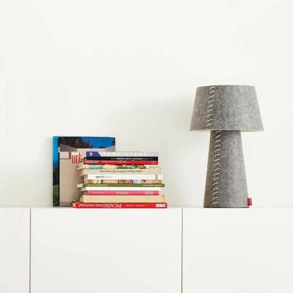 moree Alice Tischleuchte aus Filz | kippbarer Lampenschirm | Design-Leuchte moree-alice-tischleuchte-design-leuchte