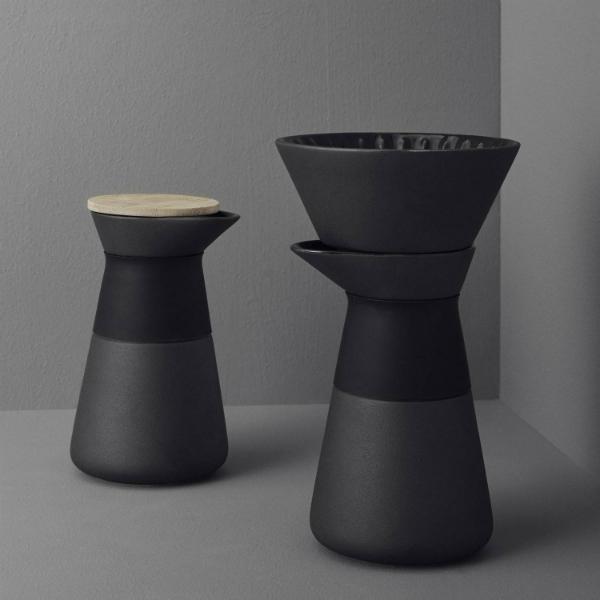 stelton-theo-kaffeefilterkanne-steinzeug-mattschwarz-glaenzende-glasur-bambusdeckel