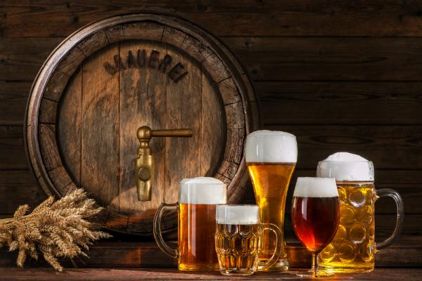 Bierfass mit Biergläsern Bierfass mit Biergläsern