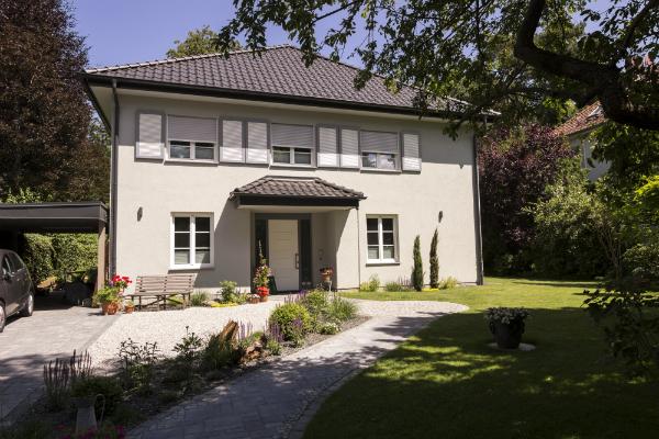 Vorgarten mit direktem Weg zur Haustür Vorgarten mit direktem Weg zur Haustuer