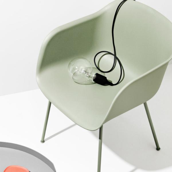 Muuto E27 auf einem Stuhl Muuto E27 auf einem Stuhl