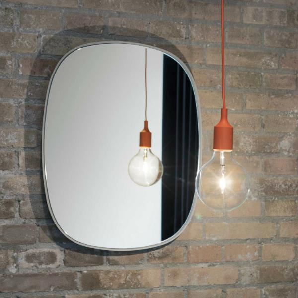 Muuto E27 vor einem Spiegel Muuto E27 vor einem Spiegel