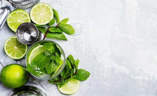 Mojito Cocktail mit Limette, Minze und Eis