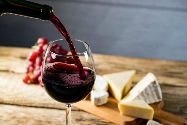 Rotwein in das Glas giessen