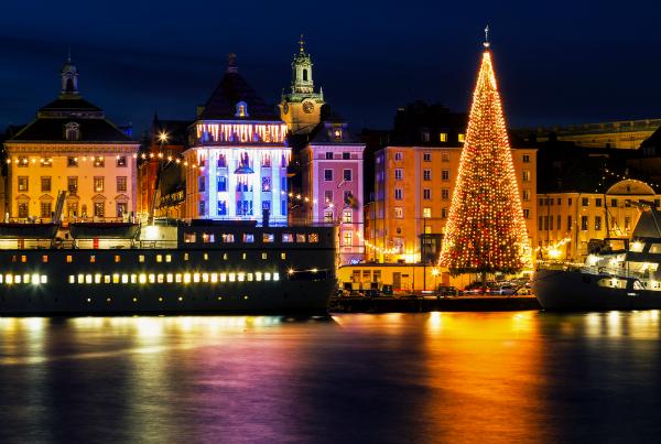 Stockholm mit belichtetem Weihnachtsbaum und festlichen Dekorationen Stockholm mit belichtetem Weihnachtsbaum und festlichen Dekorationen