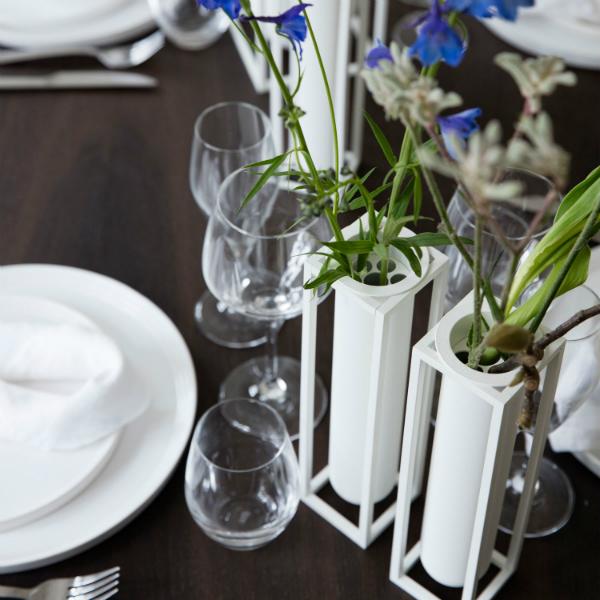 by Lassen: Kubus Vase "Flora" aus lackiertem Metall | Design: Søren Lassen 2014 by-lassen-kubus-vase-flora