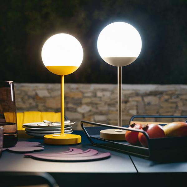 Moon! Akku Leuchte von Fermob | durch ultrahochwirksame Schutzbehandlung für den Gebrauch im Freien geeignet moon-lampe-fermob