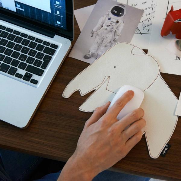 Mousepad von Vitra: Elephant Mouse Pad | Material: Leder, zweilagig vernäht vitra-elephant-mouse-pad