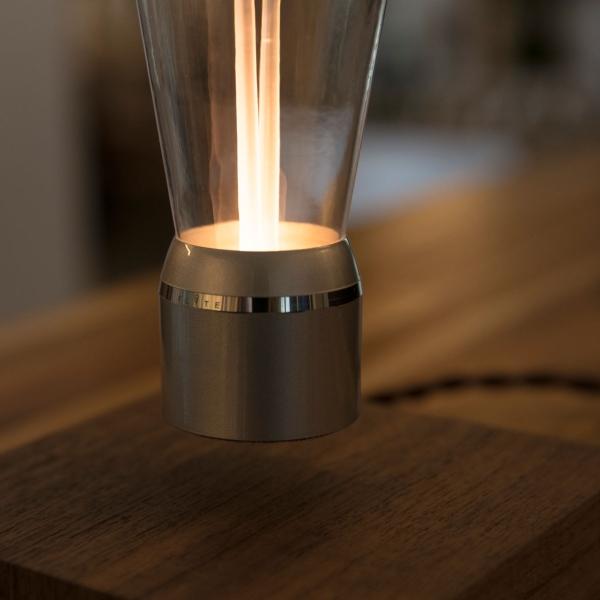 Schwebende Lampe von Flyte "Nikola" mit Sockel aus Walnussholz Basis Flyte-Nikola-Sockel-Walnussholz-Basis