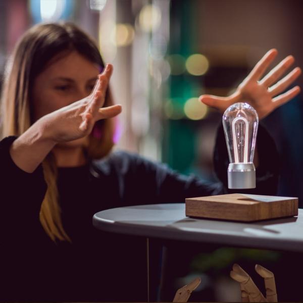 Tischleuchte von Flyte: Nikola | Schwebende Lampen aus Schweden Tischleuchte-Flyte-Nikola