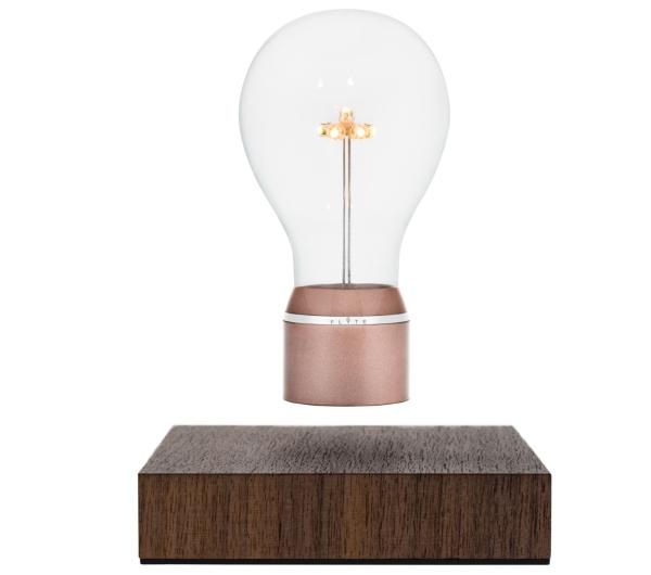 Schwebende Lampe Buckminster von Flyte | Design: Flyte | Kupferfassung mit Aluminiumring & Walnussholz Basis flyte-buckminster-schwebende-lampe