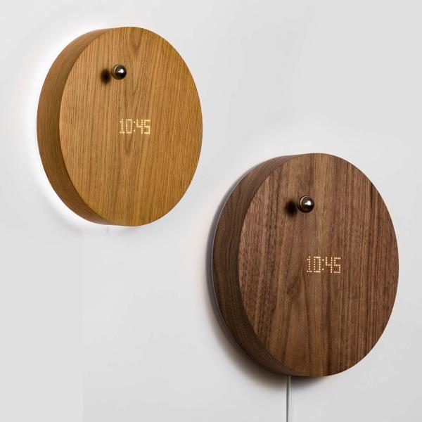 Schwebende Uhr Story von Flyte | Design: Flyte | Material der Uhr: Eichenholz | Material der Kugel: Metall flyte-story-schwebende-uhr
