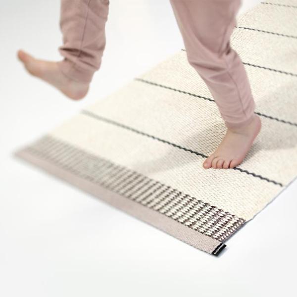 Pappelina Belle Teppich aus hochwertigem Kunststoff | Design: Lina Rickardsson pappelina-belle-teppich