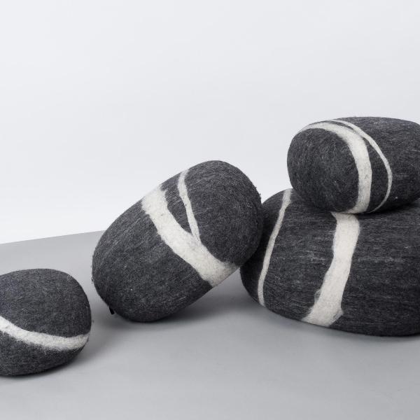 myfelt – Filz-Kieselstein Hugo | Meditationskissen, Yogakissen oder Dekokissen | Design: myfelt myfelt-kieselsteinkissen-hugo