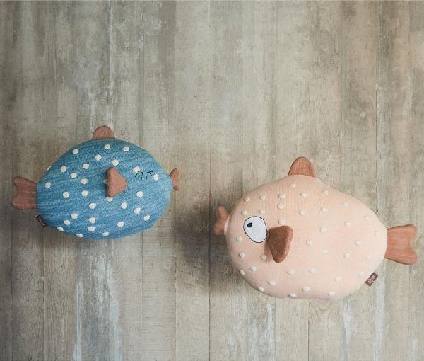 OYOY - Kissen Ms. Ruth / Little Finn aus 100% Baumwolle | Design: OYOY oyoy-strick-kuscheltier-ms.-ruth-little-finn