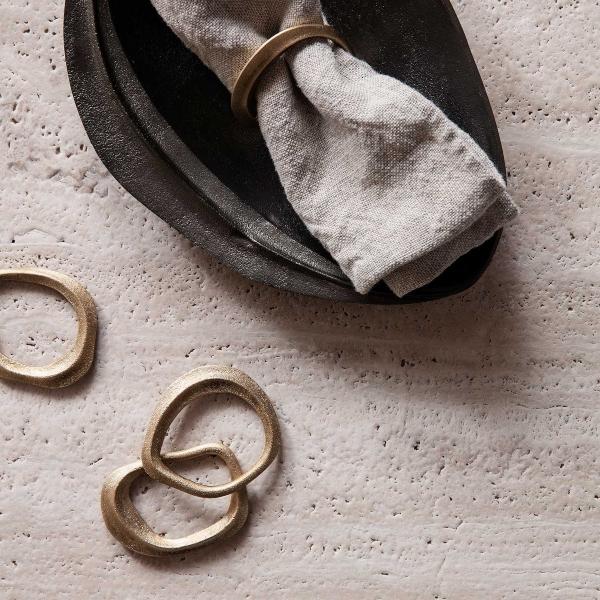 ferm Living Flow Serviettenringe aus Messing / 4er Set | Design: ferm Living ferm-living-flow-serviettenringe-4er-set
