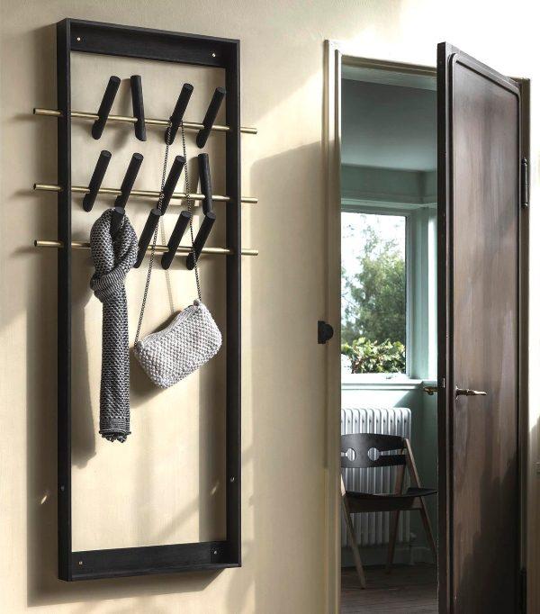 We Do Wood - Coat Frame DARK Bambus dunkel gebeizt | Design: Sebastian Jorgensen we-do-wood-coatframe-ambienteSitoLxxwV68lF