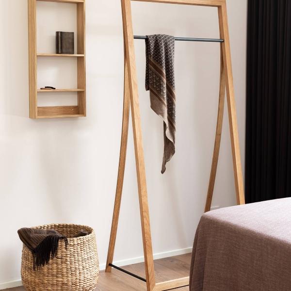 We Do Wood – Framed Hanger Kleiderständer aus Eichenholz | Design: Jonas Højgaard Andersen we-do-wood-framed-hanger-kleiderstaender