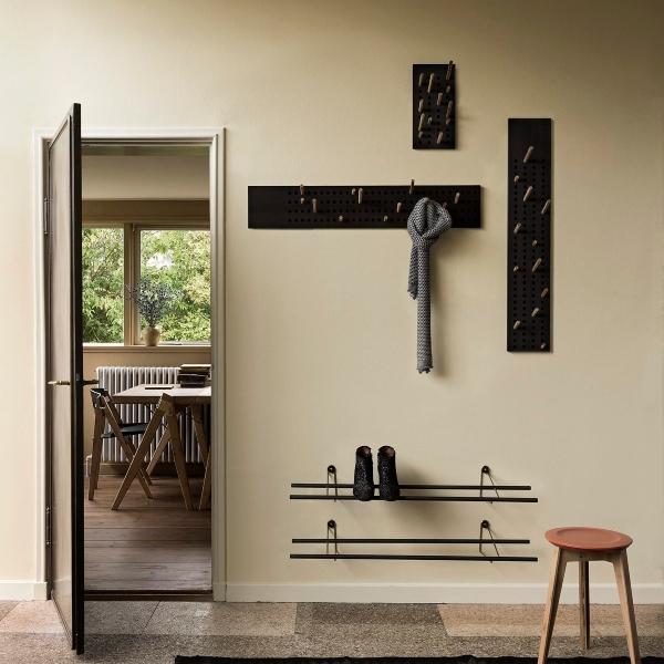 We Do Wood - Scoreboard Garderobe DARK horizontal Bambus dunkel gebeizt | Design: Sebastian Jorgensen we-do-wood-scoreboard-garderobe-dark-horizontal