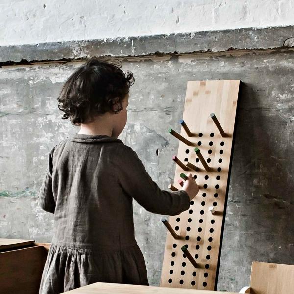 We Do Wood - Scoreboard Garderobe vertikal aus Bambus | Design: Sebastian Jorgensen we-do-wood-scoreboard-garderobe-vertikal