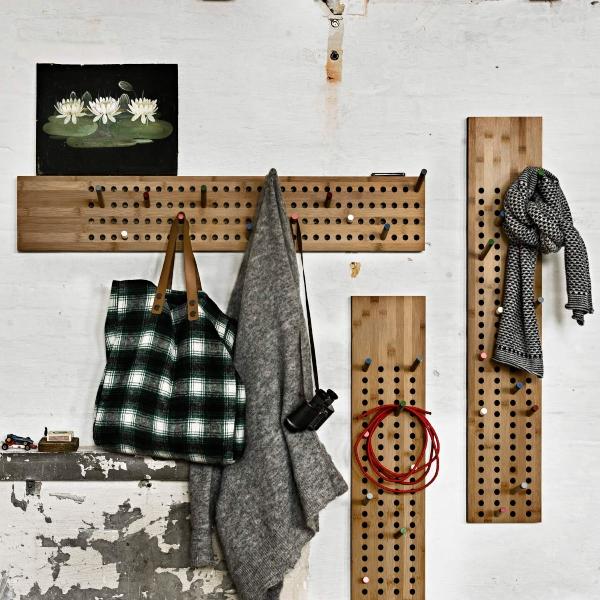 We Do Wood - Scoreboard Garderobe | horizontal | aus Bambus | Design: Sebastian Jorgensen we-do-wood-scoreboard-garderobe