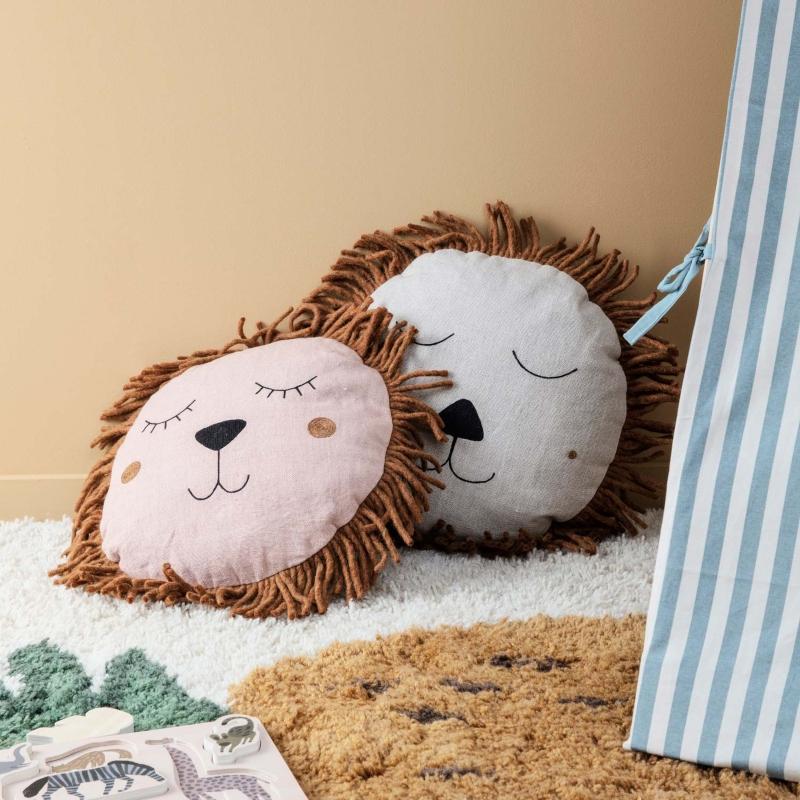 ferm Living Safari Kissen Lion | Kissen mit Löwenmähne ferm-living-safari-kissen-loewe-schoene-kinderdeko