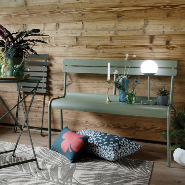 Fermob – Luxembourg Bank mit Rückenlehne | Armlehnen Outdoorstuhl | Design: Frédéric Sofia fermob-luxembourg-sitzbank-mit-rueckenlehne Sommerabend auf der Terrasse