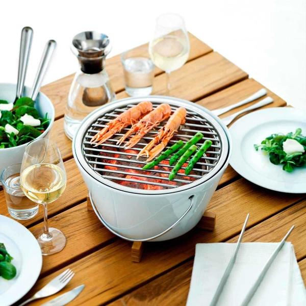 eva solo Tischgrill | Zubereiten direkt auf dem Tisch | Design: Claus Jensen und Henrik Holbæk tischgrill-eva-solo Sommerabend auf der Terrasse