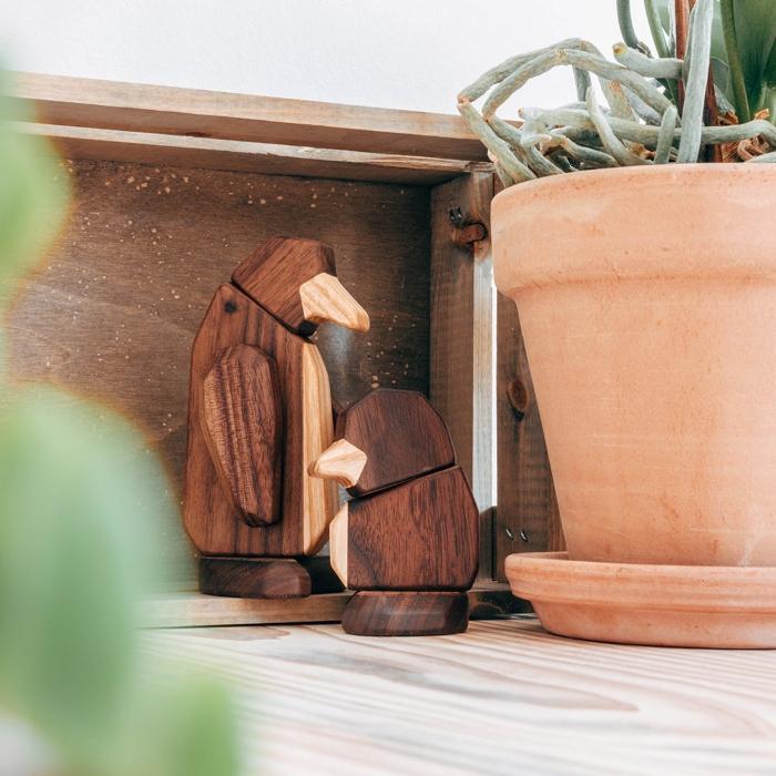 Holzmagnetfigur Pinguin | mit Hilfe von Magneten zusammensetzbare Holzpinguin | Design: FableWood fablewood-holzmagnetfigur-pinguin