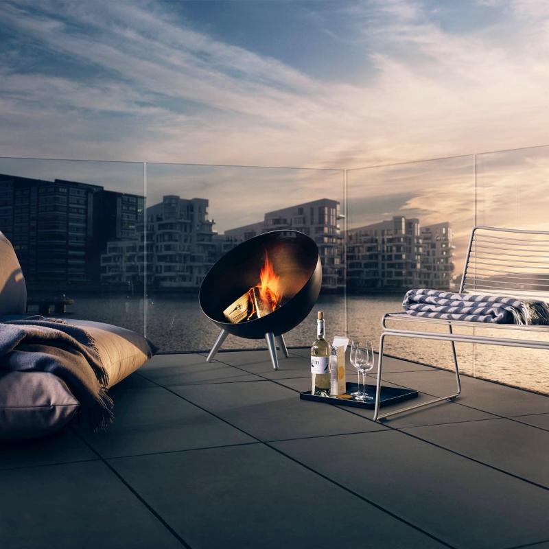 Eva Solo – Feuerschale FireGlobe | auf Aluminium-Beinen | Design: Claus Jensen und Henrik Holbæk eva-solo-fireglobe-feuerschale-terrasse-im-winter-nutzen