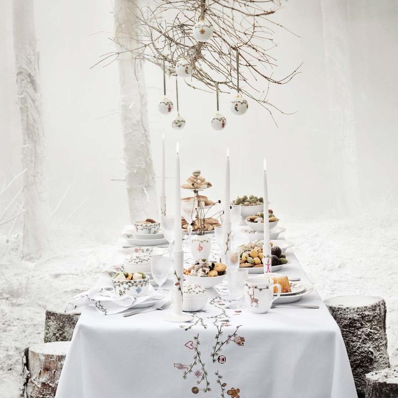Kähler – Hammershoi Christmas | weihnachtliche Tischdecke mit Dekoration kaehler-hammershoi-christmas-tischdecke-weihnachtskollektionen-2021