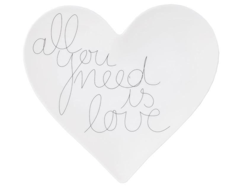 Räder Design – LIVING Herzteller | herzförmiger Porzellanteller mit silbernem Schriftzug "All you need is love" raeder-design-living-herzteller valentinstagsideen-fuer-sie-und-ihn
