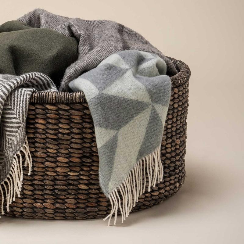 Silkeborg Uldspinderi – Twist a Twill Wolldecke | 130x190 cm | Design: Tina Ratzer silkeborg-uldspinderi-twist-a-twill-decke