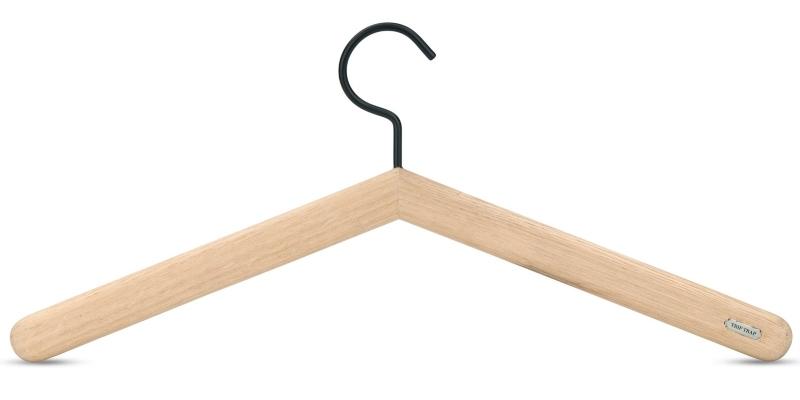 Skagerak Georg | Kleiderbügel | Design: Christina L. Halstrøm skagerak-georg-kleiderbuegel minimalistische-garderobe-zusammenstellen