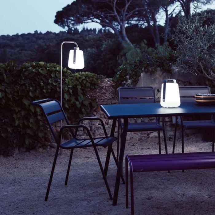 Akkuleuchten Outdoorleuchten: Spot an für unsere Top 5 1 Die Fermob Balad H38 ist eine mobile Akkuleuchte für Outdoor, die sich mit einem mit dem optionalen Zubehör auch ganz schnell in eine Stehleuchte verwandeln lässt.