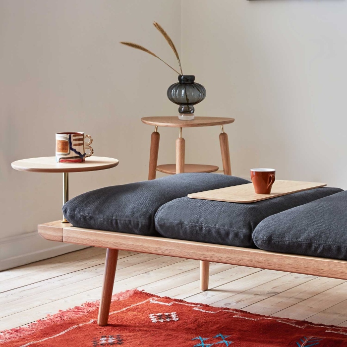 UMAGE – Round Table | der passende Tisch zum Sofa Lounge Around | Design: Soren Ravn Christensen umage-round-table-fuer-lounge-around einrichten-im-japandi-style