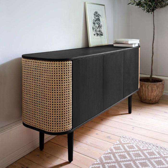 UMAGE – Treasures Sideboard | Schränkchen mit drei Türen | Design: Jonas Søndergaard umage-treasures-sideboard-mit-3-tueren wohntrend-wabi-sabi