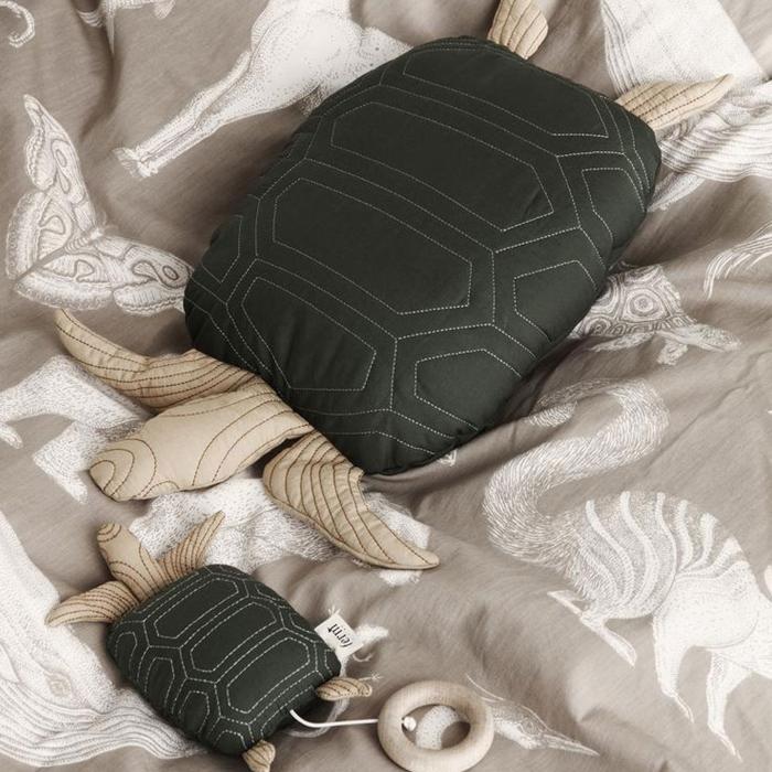 ferm Living – Schildkröten Kissen | gesteppt | Design: ferm Living ferm-living-schildkroeten-kissen