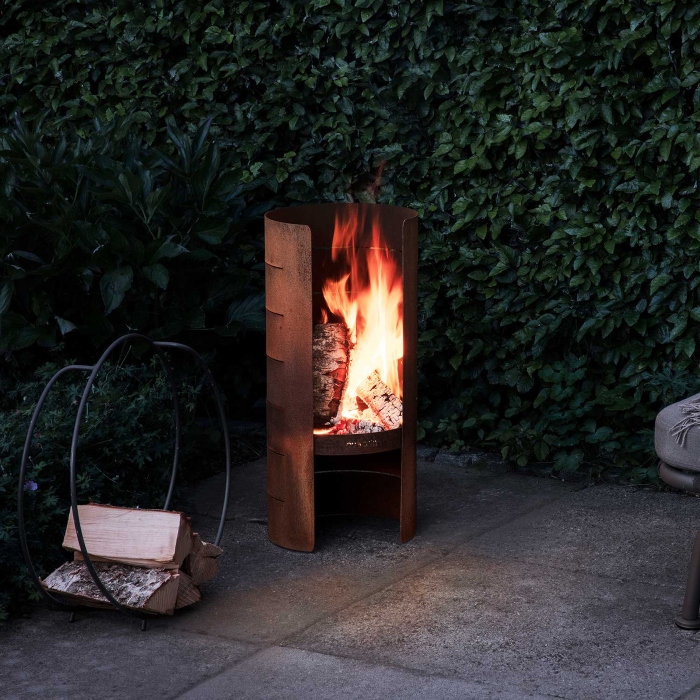Eva Solo – FireCylinder Gartenkamin | Gartenofen im Used Look | Design: Tools Design eva-solo-firecylinder-gartenkamin feuer-im-garten
