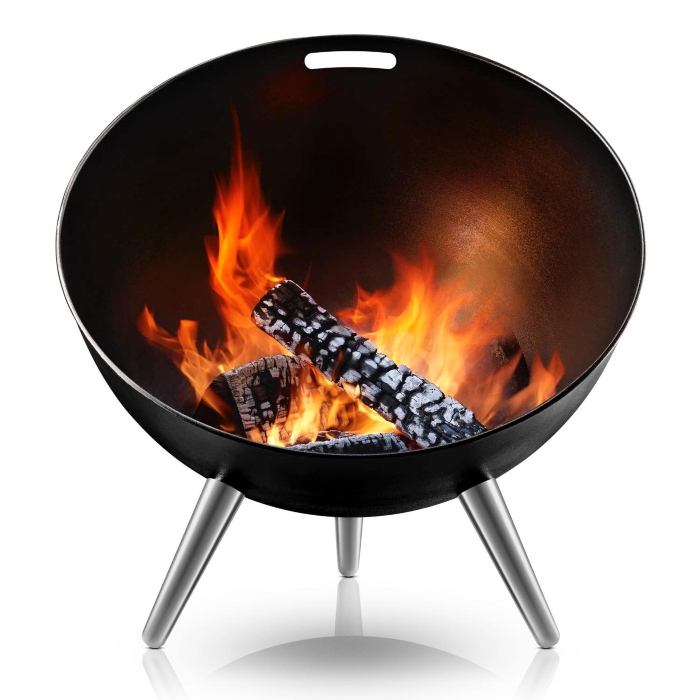 Eva Solo – Feuerschale FireGlobe | auf Aluminium-Beinen | Design: Claus Jensen und Henrik Holbæk eva-solo-fireglobe-feuerschale feuer-im-garten