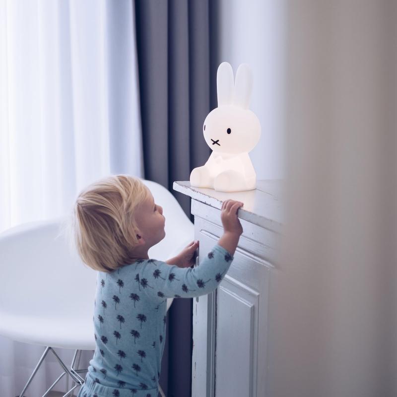 Kinderzimmerlampe Miffy: Dieser Hase hat das ganze Jahr Saison 2 MIffy First Light ist ein süßer Spielgefährte aus geschmeidigem Silikon.
