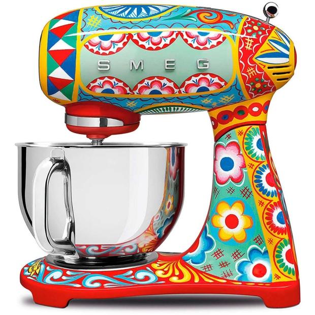 Vintage-Küche: Mit SMEG wird's richtig stilecht! 5 Der ganz besondere Twist für die Vintage-Küche: die von Dolce & Gabana designte SMEG-Küchenmaschine.