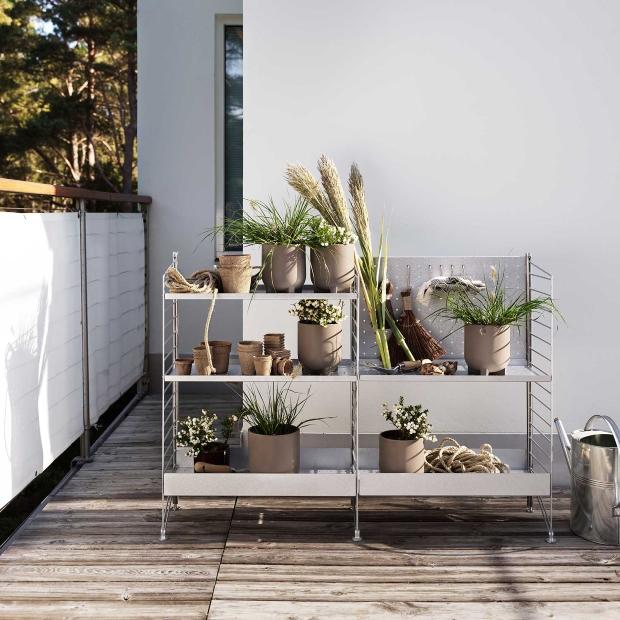Die modulare Zusammensetzung der Regale sorgt dafür, dass die Regale horizontal oder vertikal aufgebaut werden können String Outdoor Regalsystem