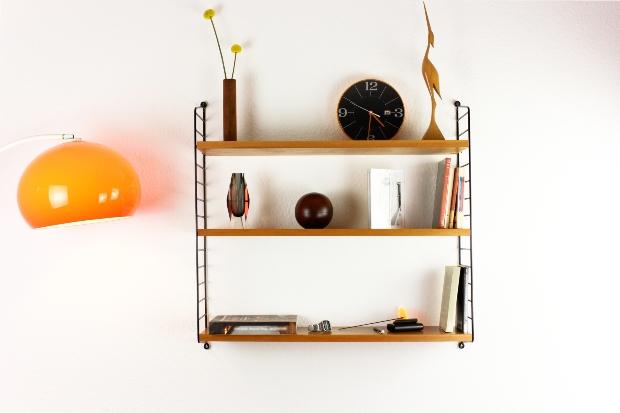 Das String-Regal wurde in den 50er- und 60er Jahren zum Design-Verkaufshit String-Regal mit Dekoration