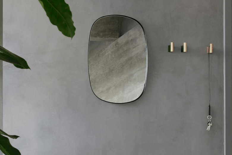 Ovaler Spiegel an der Wand