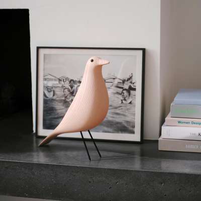 Regal dekorieren – mit kreativen Ideen und effizienten Tipps 17 Der Eames Housebird ist ein Klassiker wenn es ums Regal Dekorieren geht.