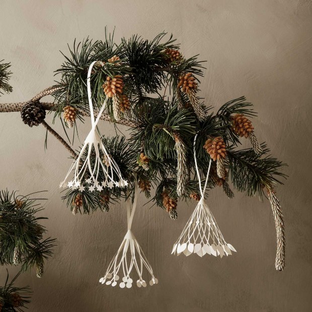ferm LIVING – Papier Weihnachtsdeko | Design: in Zusammenarbeit mit Amanda Betz ferm LIVING – Papier Weihnachtsdeko | Design: in Zusammenarbeit mit Amanda Betz Designer-Christbaumschmuck