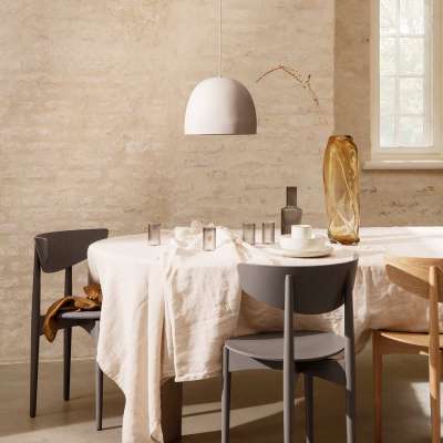 Modern Living-Trend, das ist auch pure Holz-Ästhetik. Das beweist der charmante Eichenstuhl Hermann von ferm LIVING.