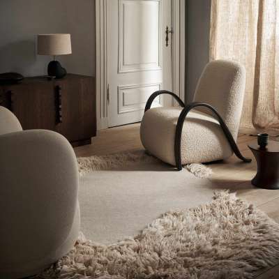 Trends 2024: kurvig, markant und farbenfroh 10 Der Buur Lounge Chair von ferm LIVING bringt Eleganz und Komfort wunderbar in Einklang.
